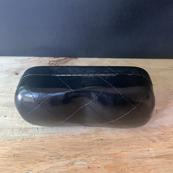 CHANEL Quilted Leather Sunglasses Case w/cleaning cloth - - Picture 4 of 9